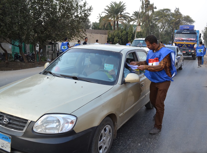 طلاب النشاط الثقافى فى العمل الميدانى لحملة اخلاقنا